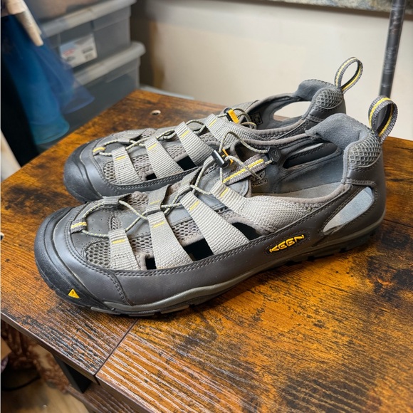 KEEN Men\'s Outdoor Sandals Grey Bumper Toe Bungee Cinch Lacing Size 9.5